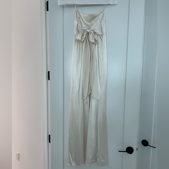 Reformation silk gown. Off white, size 2. Worn once - Picture 2 of 4